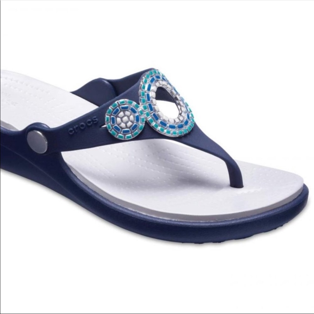 Crocs Tongs Sanrah Flips Navy/Turquoise 8 NWOT runs narrower than reg crocs